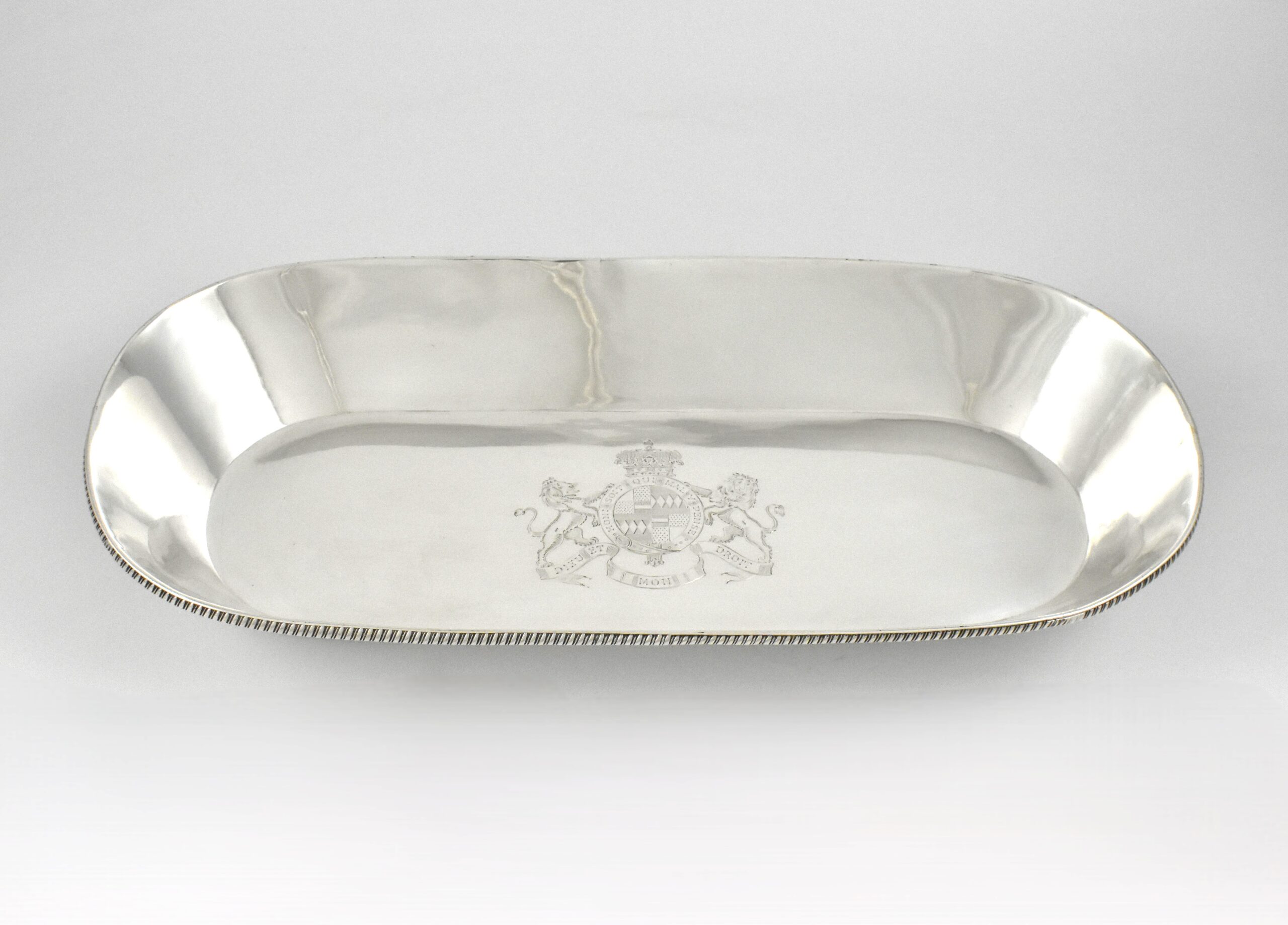 George III silver knife tray marked for London 1802 by William Frisbee engraved with the Royal coat of arms and Latin motto’s- “Honi Soit Qui Mal Y Pense” (Shame on anyone who thinks evil of it) and “Dieu Et Mon Droit’ (God and my right shall me defend’). - Image 2