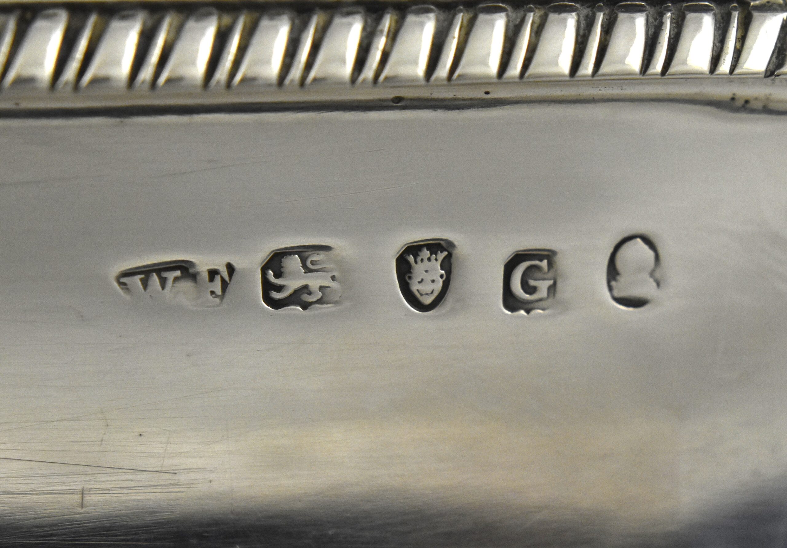 George III silver knife tray marked for London 1802 by William Frisbee engraved with the Royal coat of arms and Latin motto’s- “Honi Soit Qui Mal Y Pense” (Shame on anyone who thinks evil of it) and “Dieu Et Mon Droit’ (God and my right shall me defend’). - Image 5