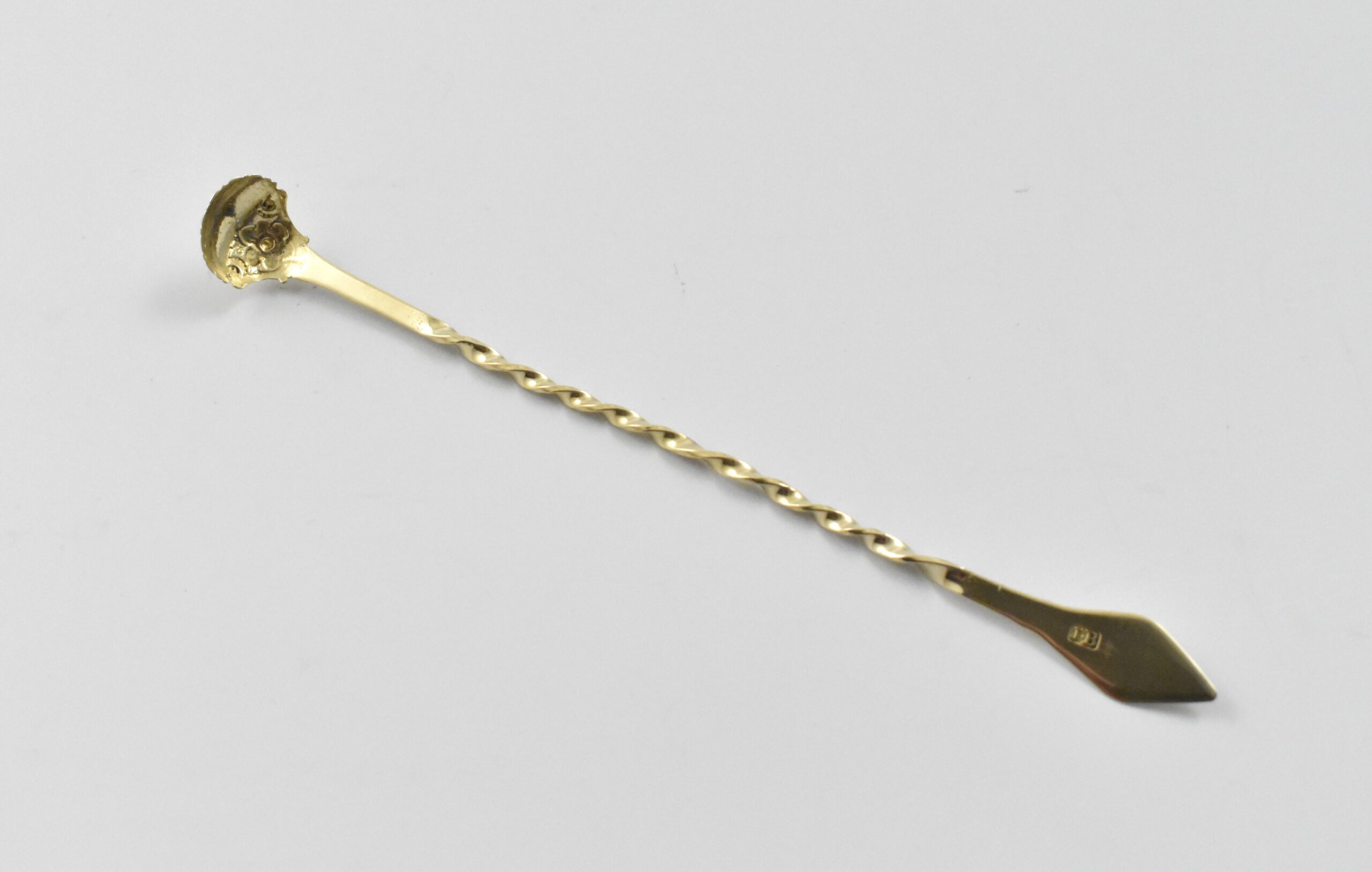Rare Cape Gold hairpin by Johannes Hendricus Beyleveld, circa 1814- 1827 (The first recorded by this maker) Cape Gold hairpins are rare with only four other gold examples recorded. One is in the Koopmans De Wet Collection. Two examples by Jacobus Johannes Vos are pictured in ‘A History of Cape Silver 1700-1870’ by David Heller on page 207 and the fourth gold version by Peter Clarke Daniel was sold by The Old Corkscrew. - Image 2