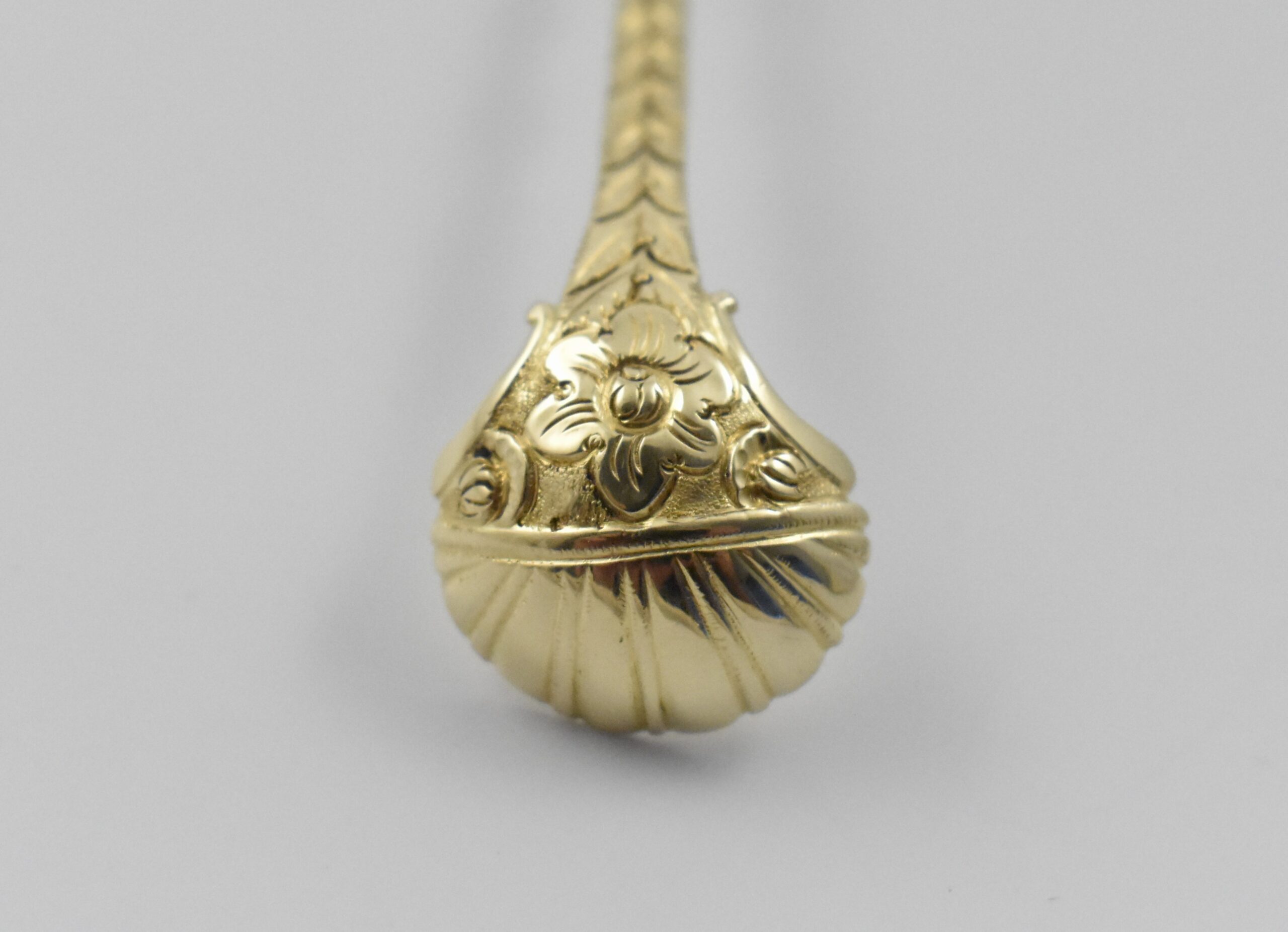 Rare Cape Gold hairpin by Johannes Hendricus Beyleveld, circa 1814- 1827 (The first recorded by this maker) Cape Gold hairpins are rare with only four other gold examples recorded. One is in the Koopmans De Wet Collection. Two examples by Jacobus Johannes Vos are pictured in ‘A History of Cape Silver 1700-1870’ by David Heller on page 207 and the fourth gold version by Peter Clarke Daniel was sold by The Old Corkscrew. - Image 5
