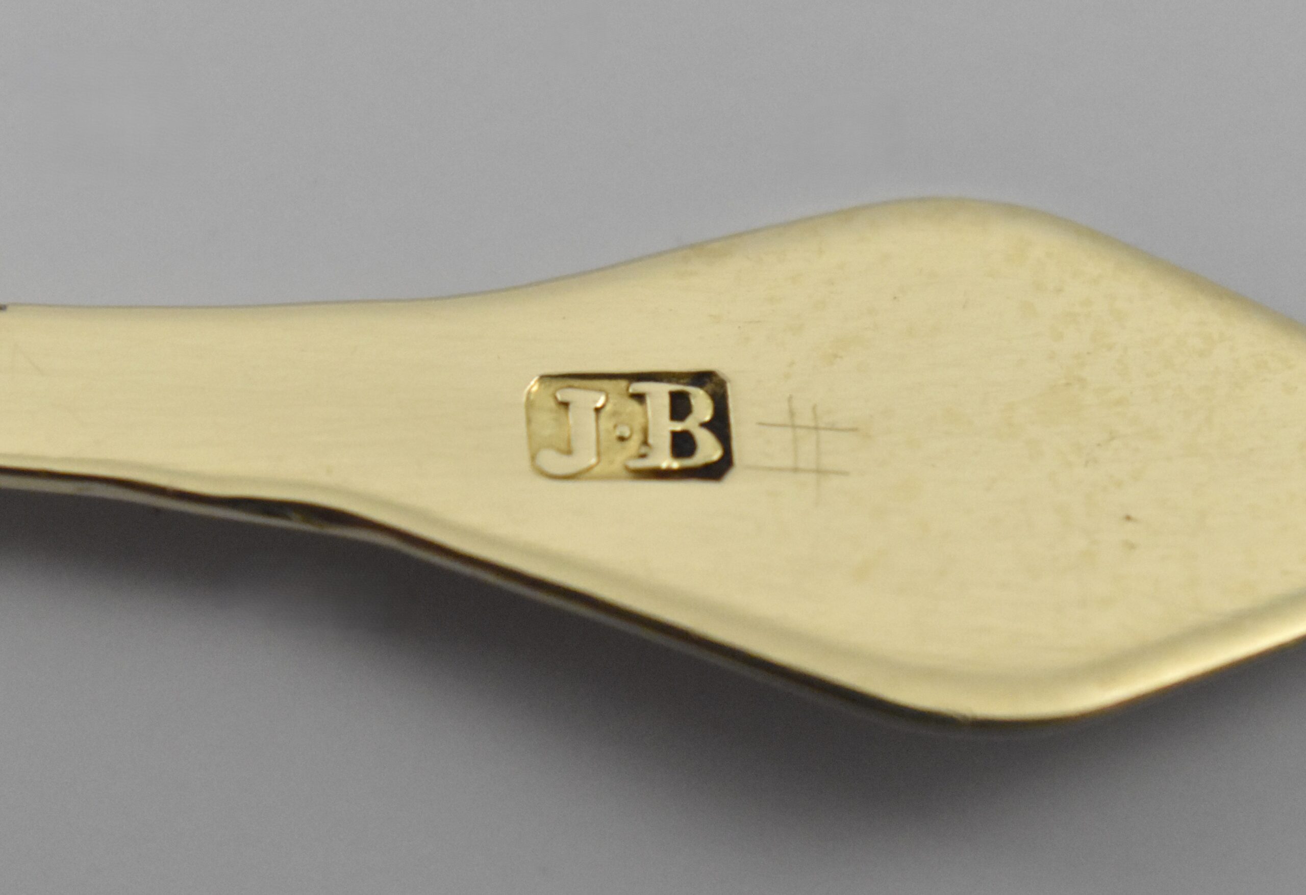 Rare Cape Gold hairpin by Johannes Hendricus Beyleveld, circa 1814- 1827 (The first recorded by this maker) Cape Gold hairpins are rare with only four other gold examples recorded. One is in the Koopmans De Wet Collection. Two examples by Jacobus Johannes Vos are pictured in ‘A History of Cape Silver 1700-1870’ by David Heller on page 207 and the fourth gold version by Peter Clarke Daniel was sold by The Old Corkscrew. - Image 6