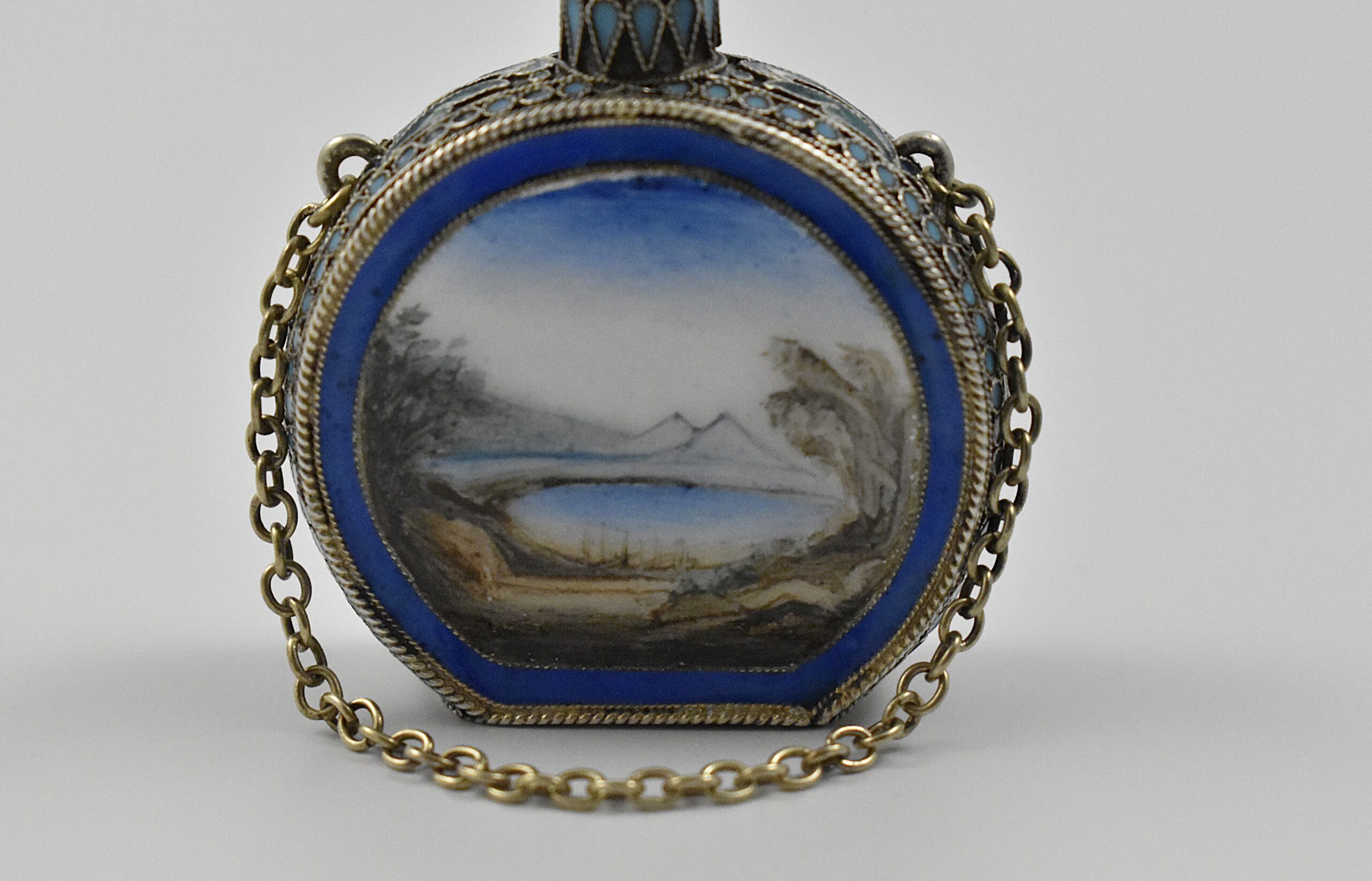 Russian ‘84’ silver and shaded enamel scent bottle by August Frederik Hollming (1854- 1915) marked for St. Petersburg (last quarter of the 19th century). Hollming became a Master in 1880 and became a Faberge workmaster from 1900 until 1915. - Image 4