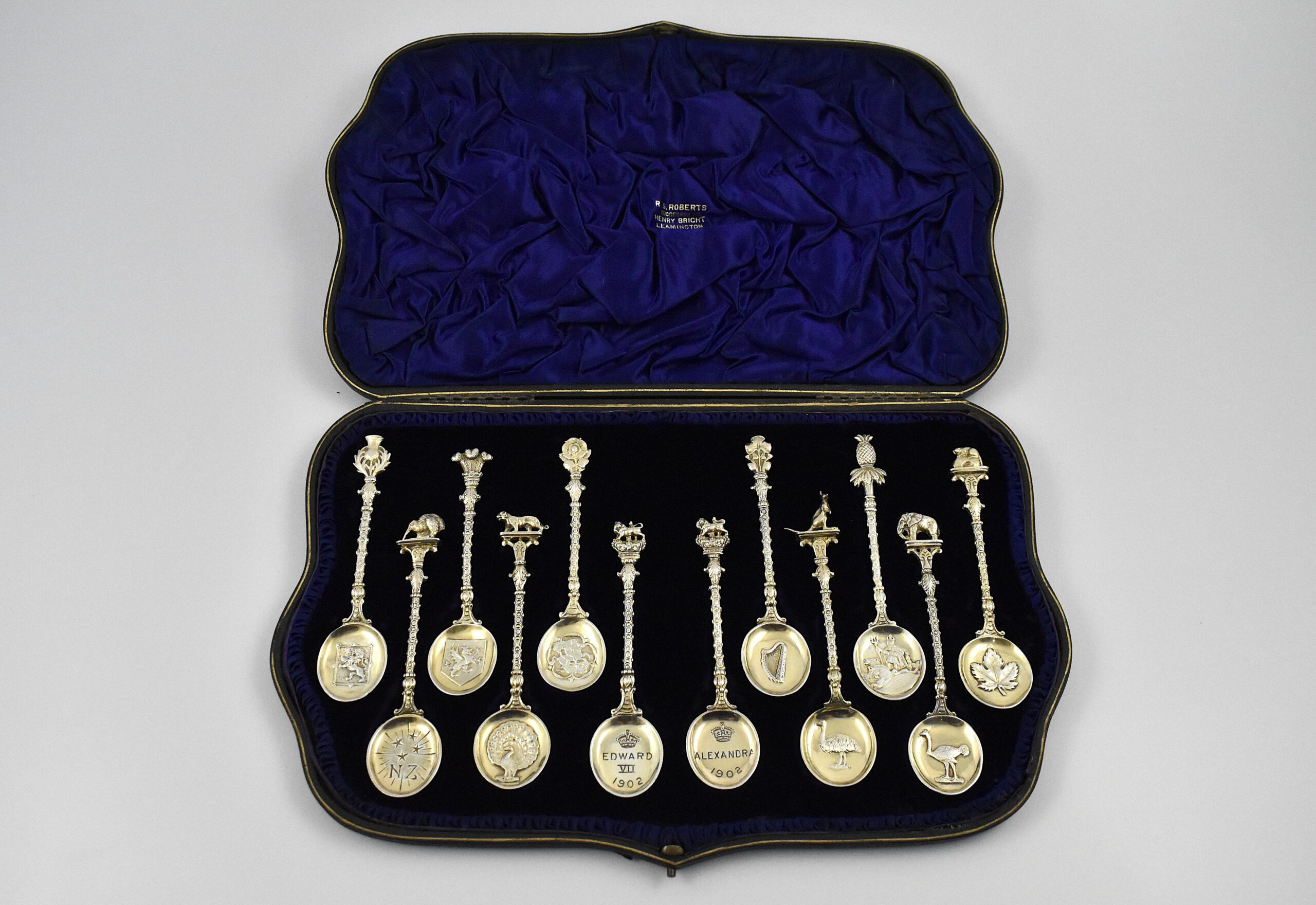 Cased set of twelve silver gilt commemorative spoons marked for London 1902, with Registered design number –Rd 386663 for the coronation of Edward VII and Alexandra by Edward Barnard & Sons Ltd. - Image 2