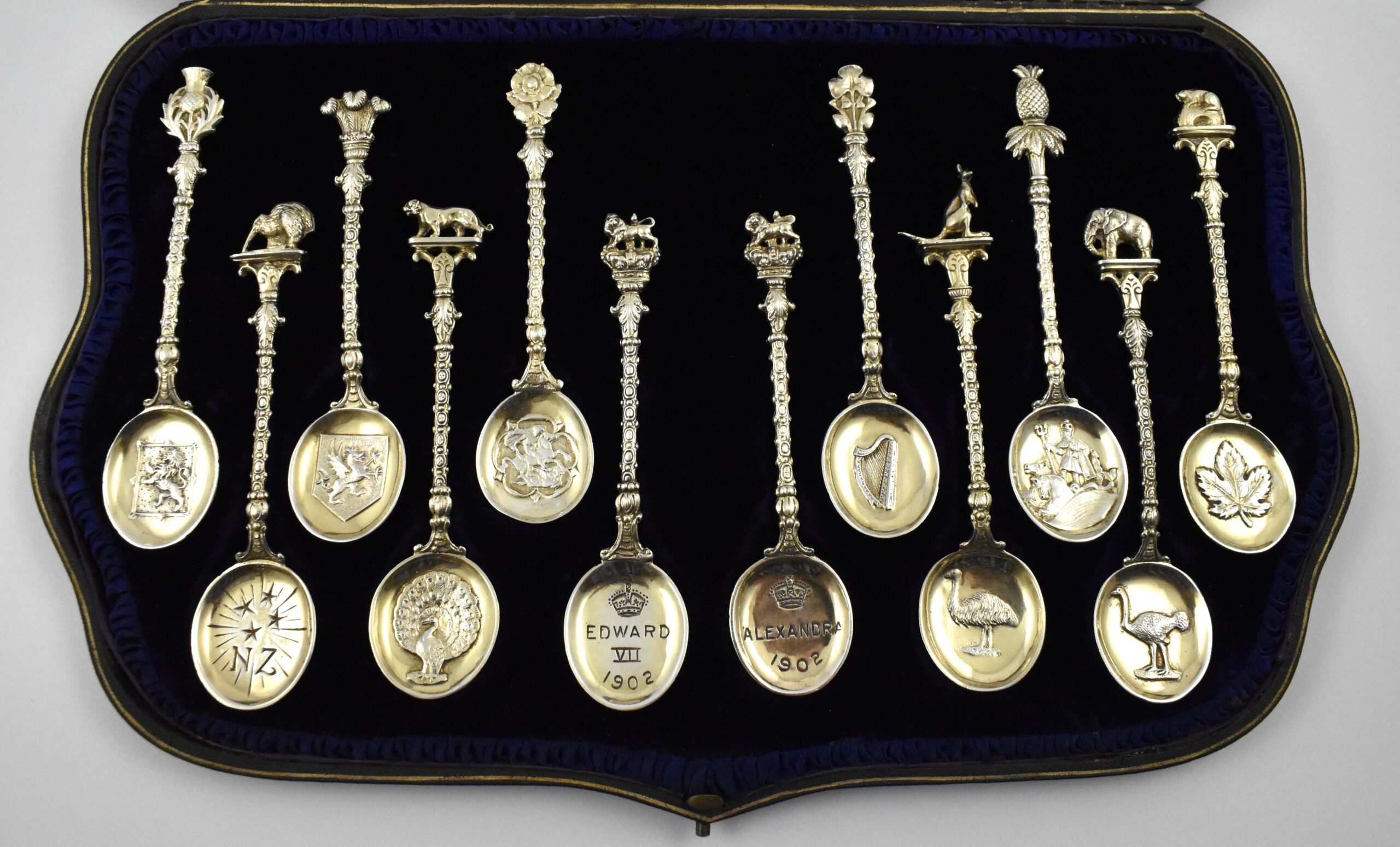Cased set of twelve silver gilt commemorative spoons marked for London 1902, with Registered design number –Rd 386663 for the coronation of Edward VII and Alexandra by Edward Barnard & Sons Ltd. - Image 3