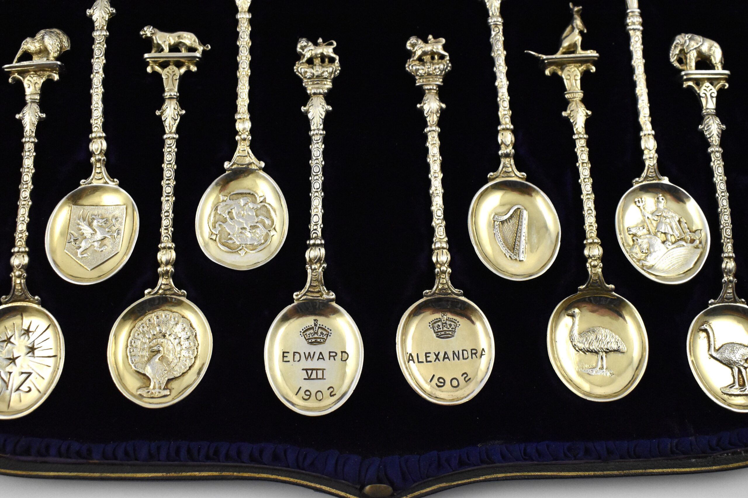 Cased set of twelve silver gilt commemorative spoons marked for London 1902, with Registered design number –Rd 386663 for the coronation of Edward VII and Alexandra by Edward Barnard & Sons Ltd. - Image 4