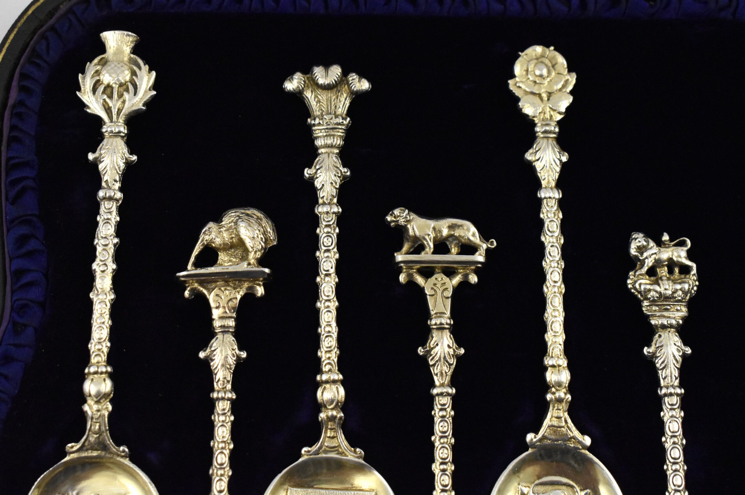 Cased set of twelve silver gilt commemorative spoons marked for London 1902, with Registered design number –Rd 386663 for the coronation of Edward VII and Alexandra by Edward Barnard & Sons Ltd. - Image 5
