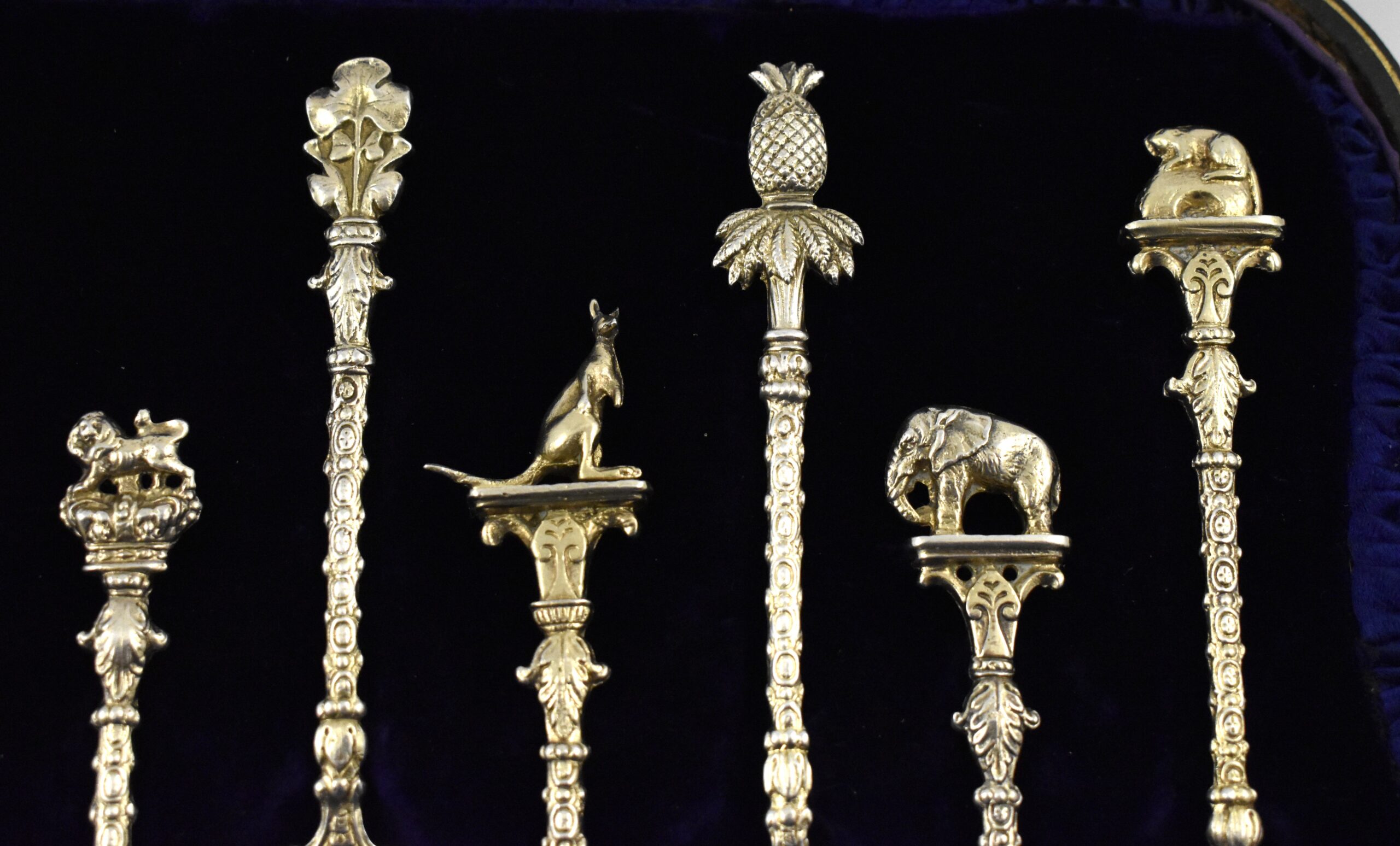 Cased set of twelve silver gilt commemorative spoons marked for London 1902, with Registered design number –Rd 386663 for the coronation of Edward VII and Alexandra by Edward Barnard & Sons Ltd. - Image 6