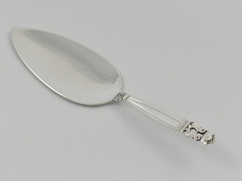 Georg Jensen ‘925’ silver ‘Acorn pattern’ cake lifter with marks used since 1945.