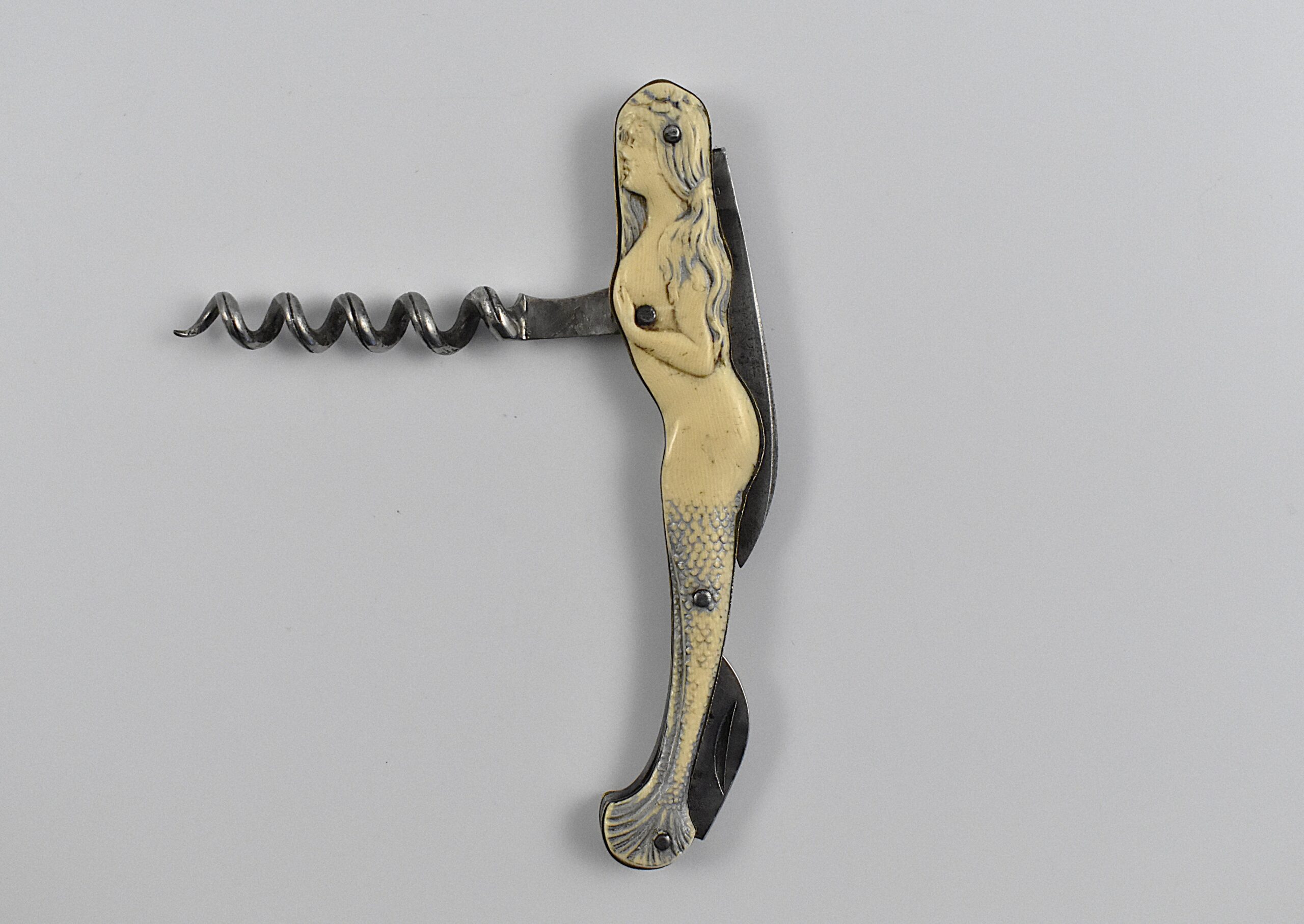 A rare German ‘Waiters Friend’ corkscrew with celluloid scales in the form of an Art Nouveau styled mermaid by GRAEFT & SCHMIDT. - Image 3