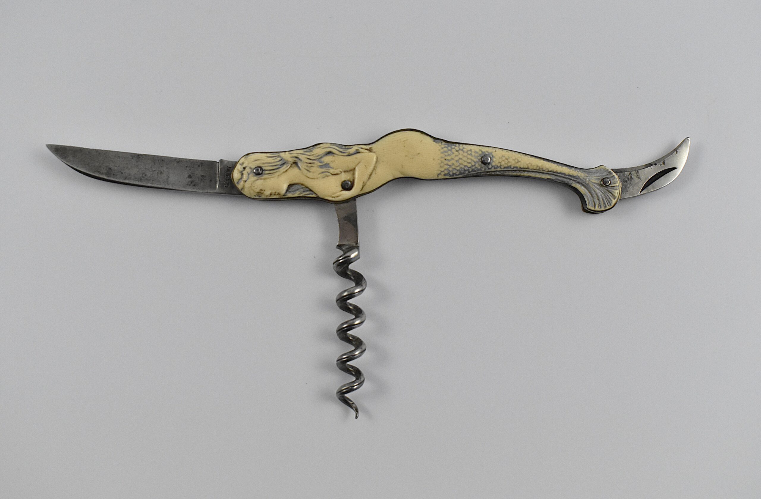 A rare German ‘Waiters Friend’ corkscrew with celluloid scales in the form of an Art Nouveau styled mermaid by GRAEFT & SCHMIDT. - Image 4