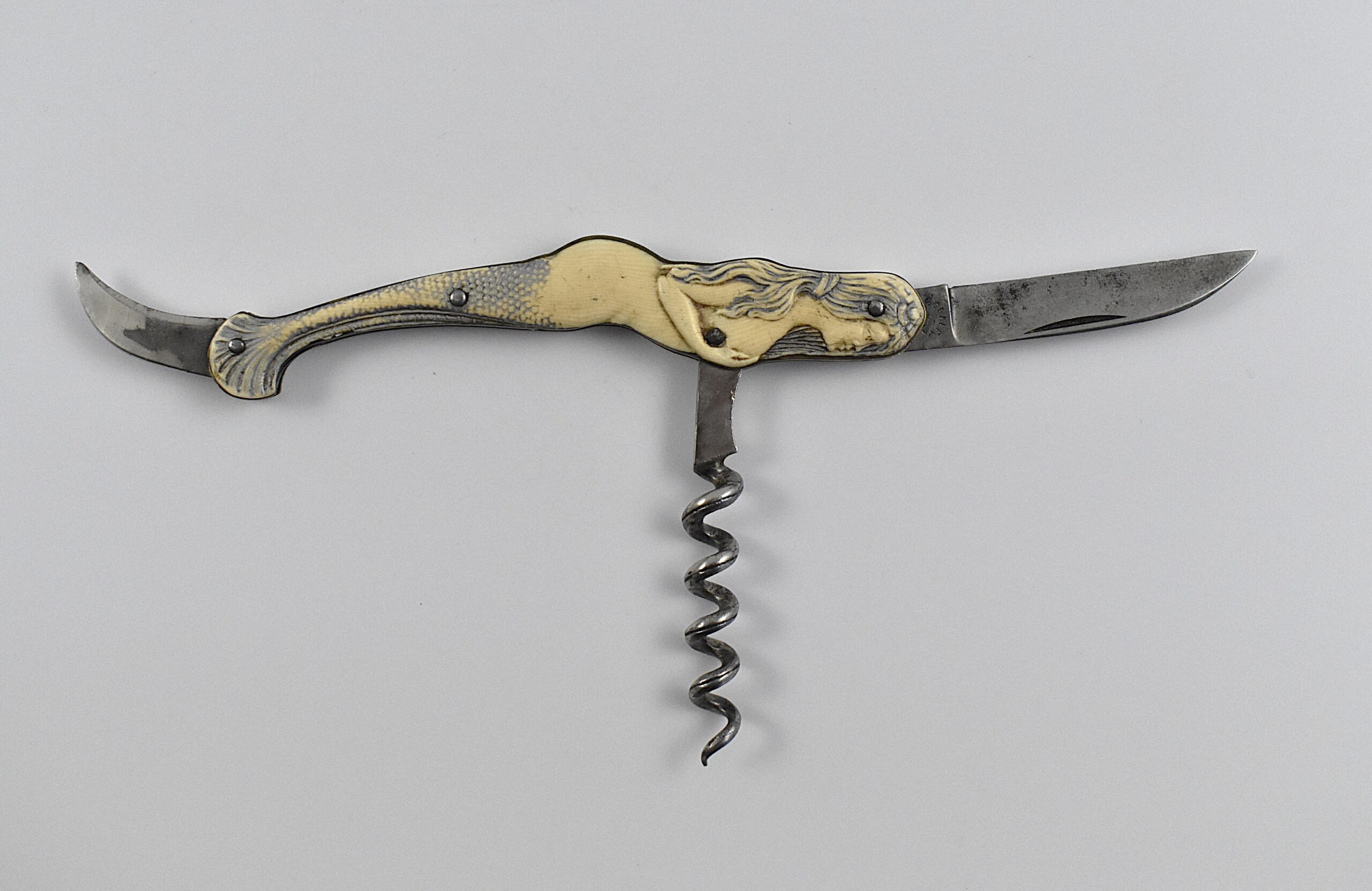 A rare German ‘Waiters Friend’ corkscrew with celluloid scales in the form of an Art Nouveau styled mermaid by GRAEFT & SCHMIDT. - Image 5