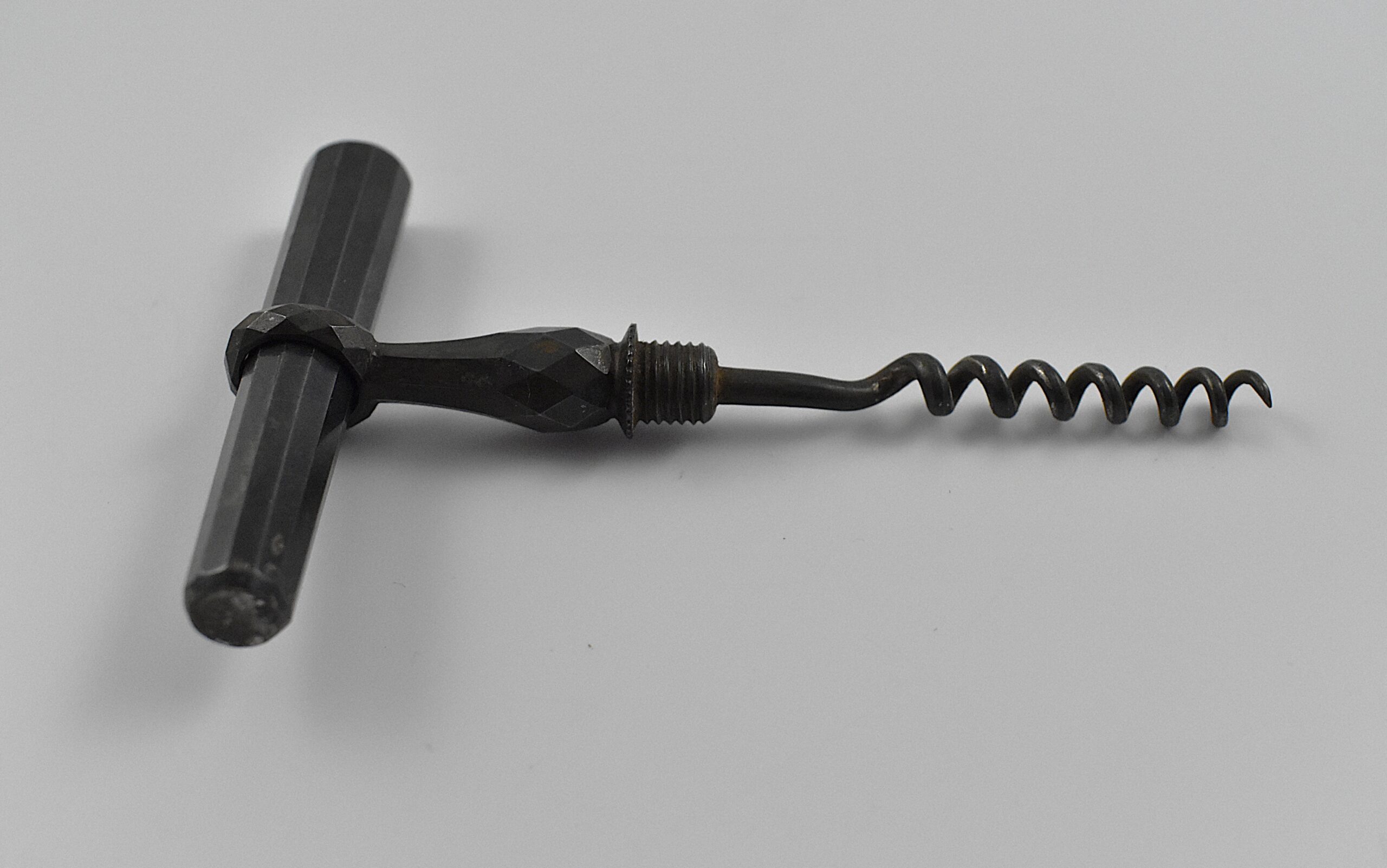 A magnificent early 19th century English faceted and polished steel picnic corkscrew. - Image 4