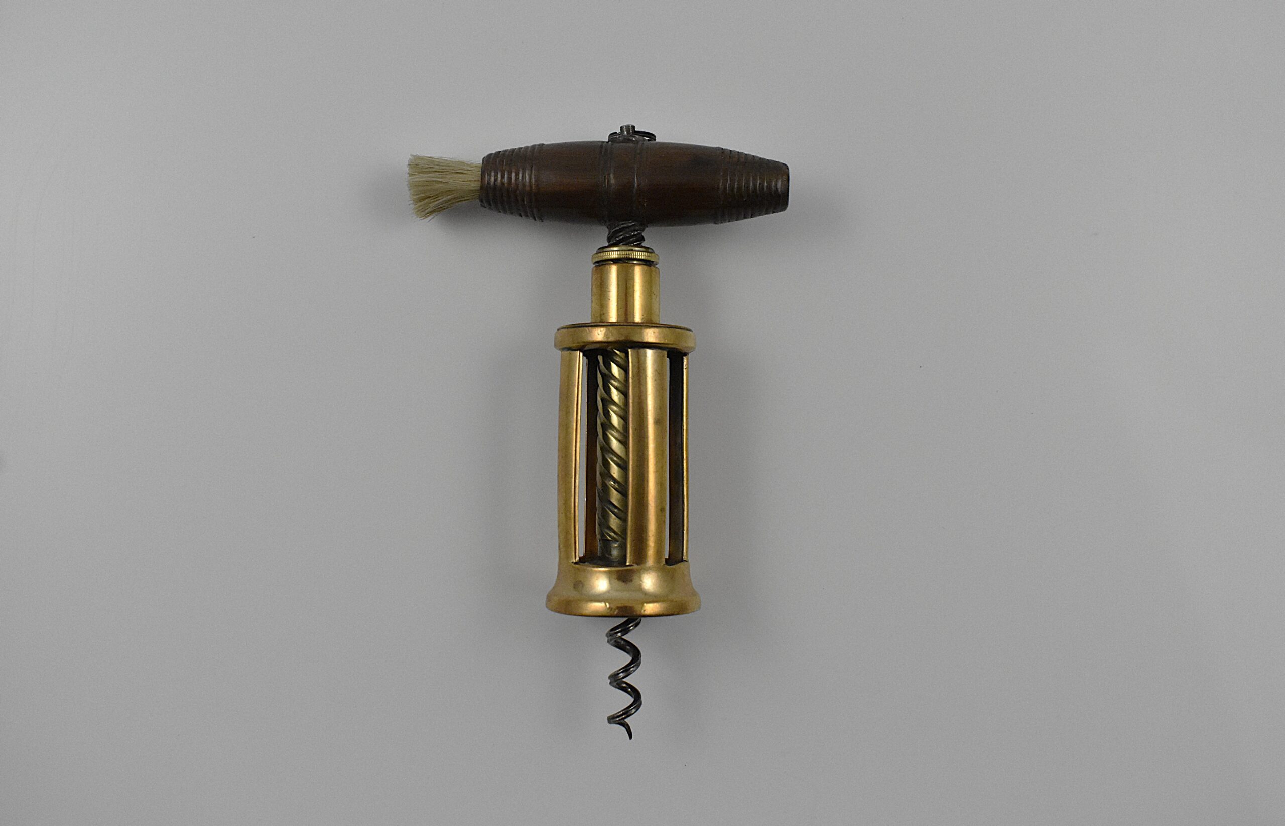 A magnificent brass Thomason IX four pillar corkscrew with a turned wood handle incorporating a hanging ring and dusting brush. Marked on the top of the frame “EDWARD THOMASONS COMPOUND PATENT NE PLUS ULTRA” with a coat of arms and on the button “THOMASONS PATENT NE PLUS ULTRA”. Edward Thomason’s patent was taken out the 7th of May 1802 and the “Ne Plus Ultra” is translated as “None Better”