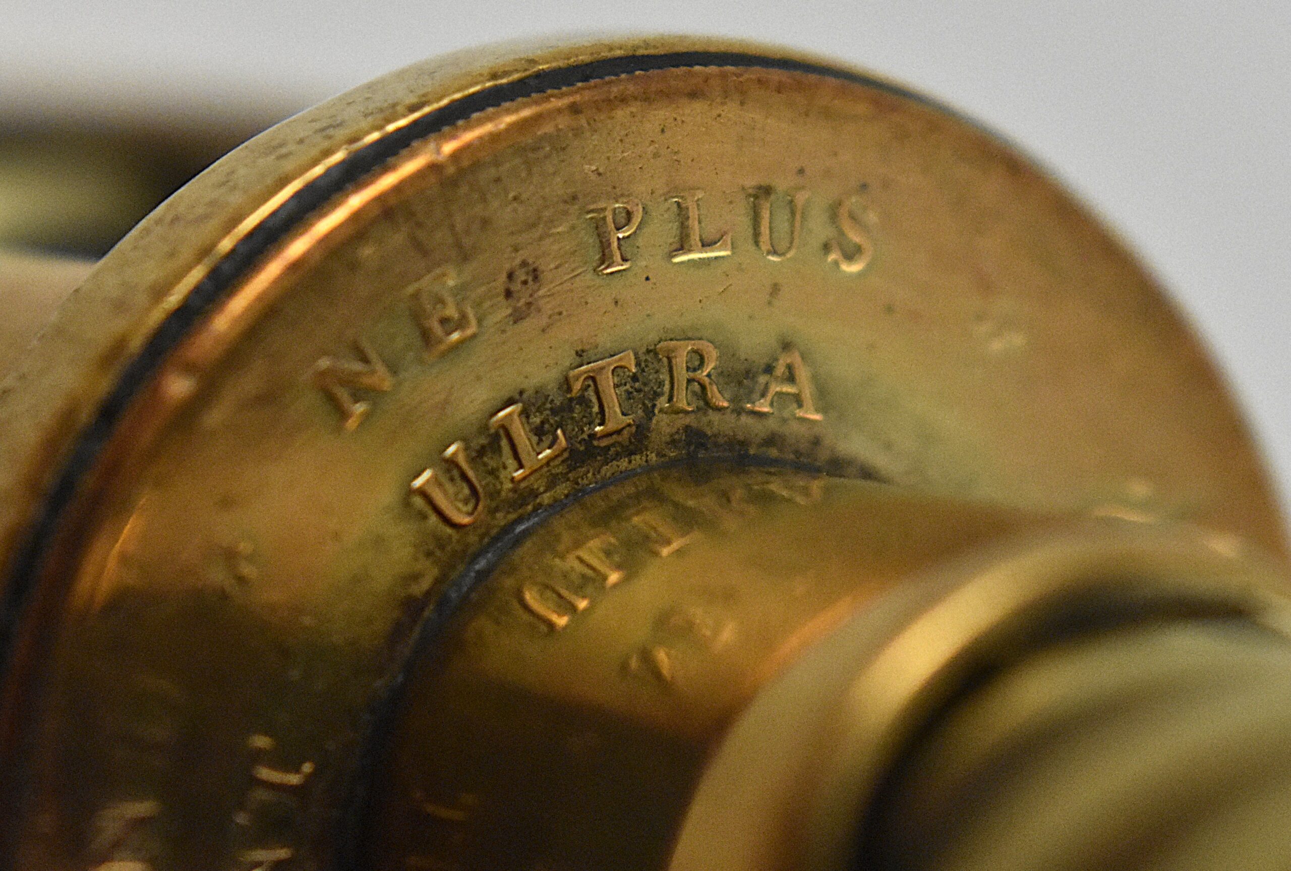 A magnificent brass Thomason IX four pillar corkscrew with a turned wood handle incorporating a hanging ring and dusting brush. Marked on the top of the frame “EDWARD THOMASONS COMPOUND PATENT NE PLUS ULTRA” with a coat of arms and on the button “THOMASONS PATENT NE PLUS ULTRA”. Edward Thomason’s patent was taken out the 7th of May 1802 and the “Ne Plus Ultra” is translated as “None Better” - Image 10