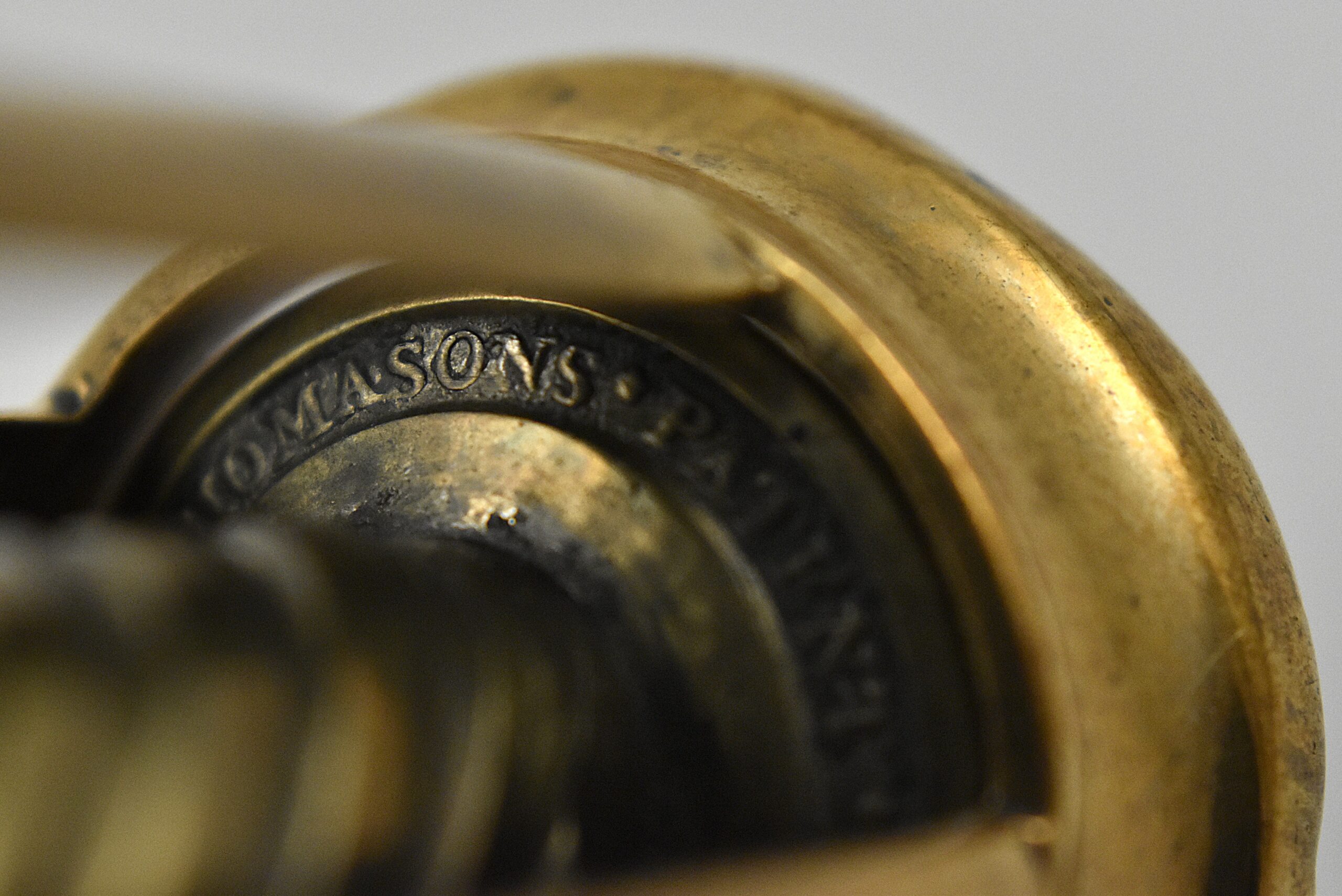 A magnificent brass Thomason IX four pillar corkscrew with a turned wood handle incorporating a hanging ring and dusting brush. Marked on the top of the frame “EDWARD THOMASONS COMPOUND PATENT NE PLUS ULTRA” with a coat of arms and on the button “THOMASONS PATENT NE PLUS ULTRA”. Edward Thomason’s patent was taken out the 7th of May 1802 and the “Ne Plus Ultra” is translated as “None Better” - Image 11