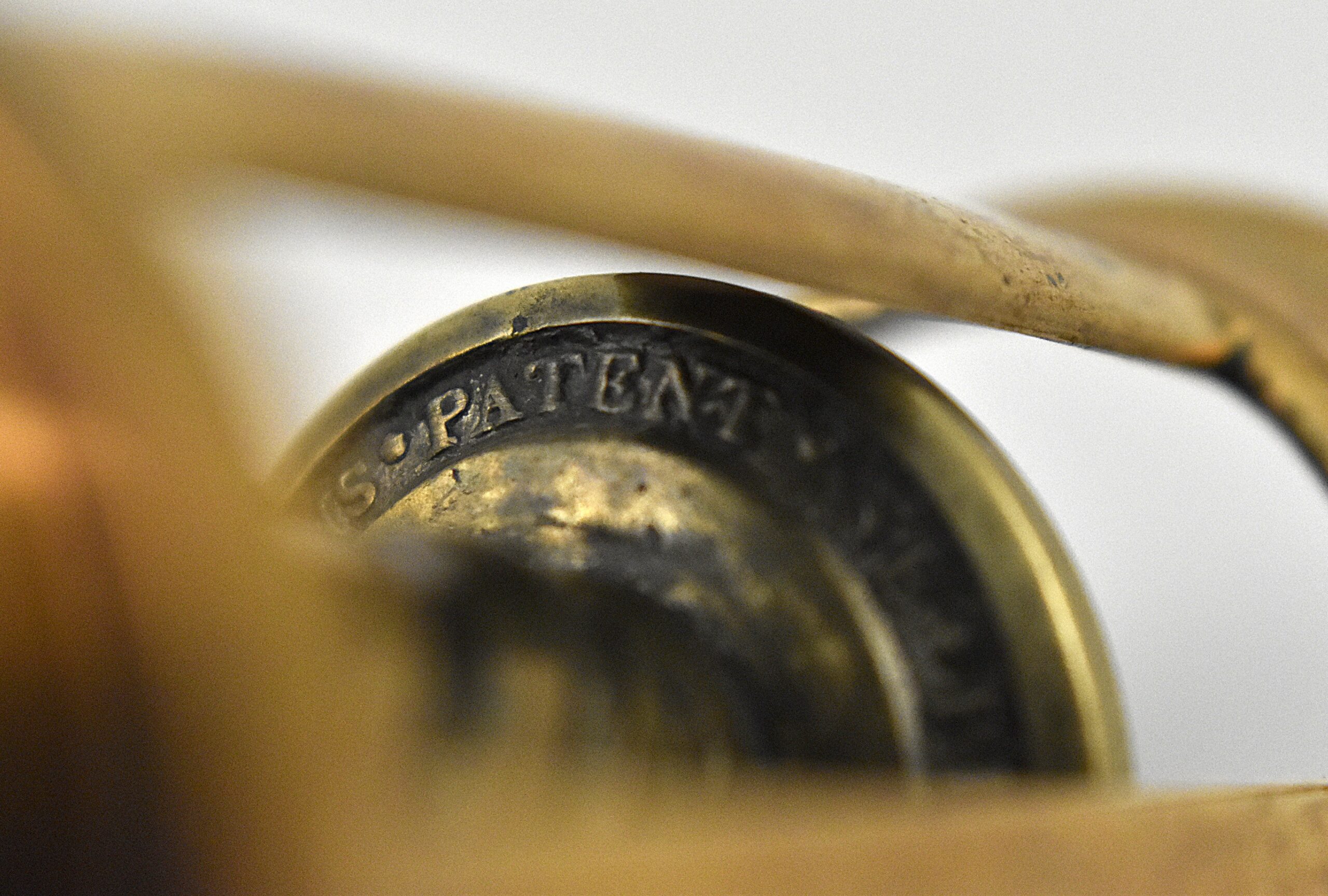 A magnificent brass Thomason IX four pillar corkscrew with a turned wood handle incorporating a hanging ring and dusting brush. Marked on the top of the frame “EDWARD THOMASONS COMPOUND PATENT NE PLUS ULTRA” with a coat of arms and on the button “THOMASONS PATENT NE PLUS ULTRA”. Edward Thomason’s patent was taken out the 7th of May 1802 and the “Ne Plus Ultra” is translated as “None Better” - Image 12