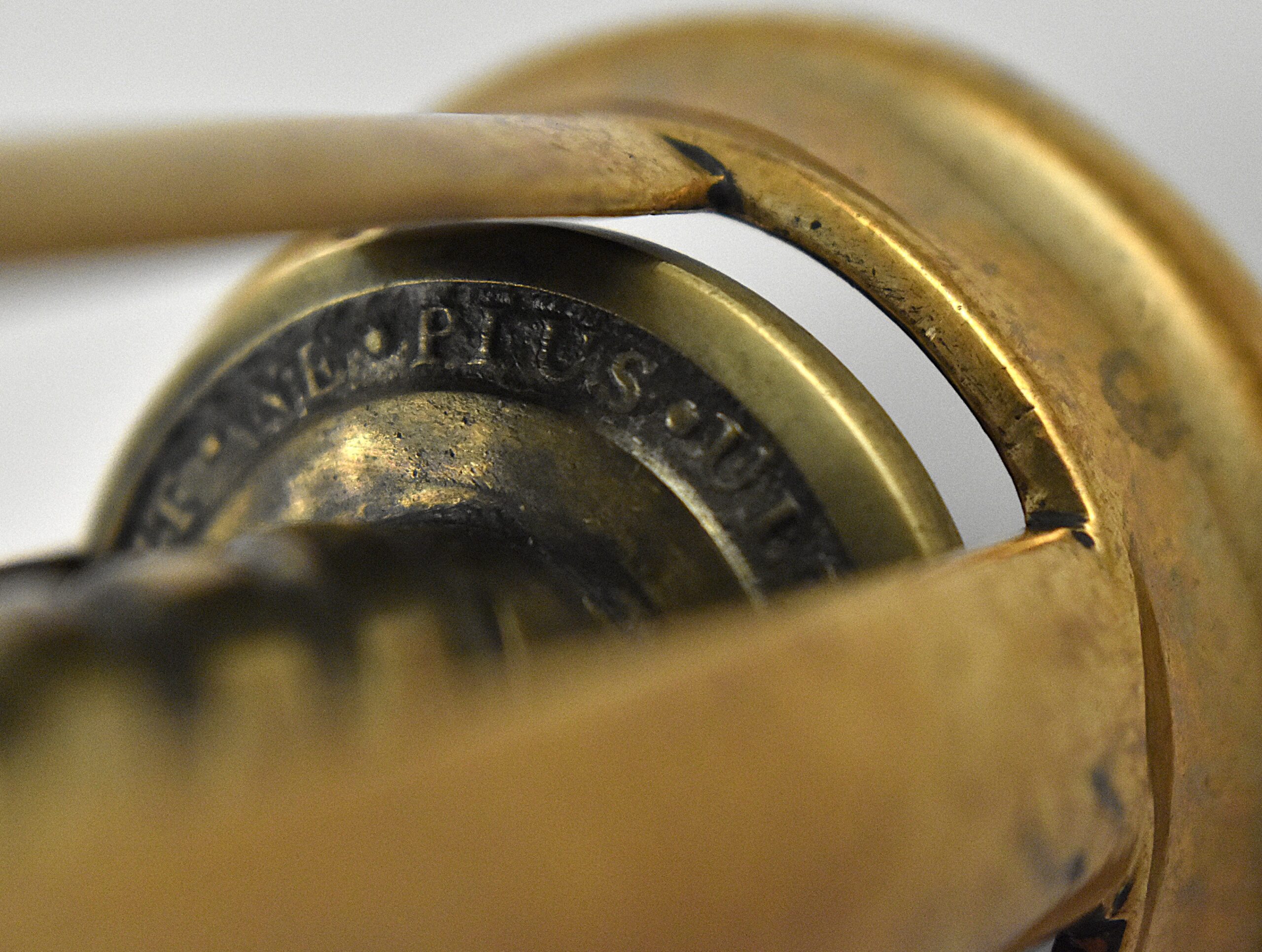 A magnificent brass Thomason IX four pillar corkscrew with a turned wood handle incorporating a hanging ring and dusting brush. Marked on the top of the frame “EDWARD THOMASONS COMPOUND PATENT NE PLUS ULTRA” with a coat of arms and on the button “THOMASONS PATENT NE PLUS ULTRA”. Edward Thomason’s patent was taken out the 7th of May 1802 and the “Ne Plus Ultra” is translated as “None Better” - Image 13