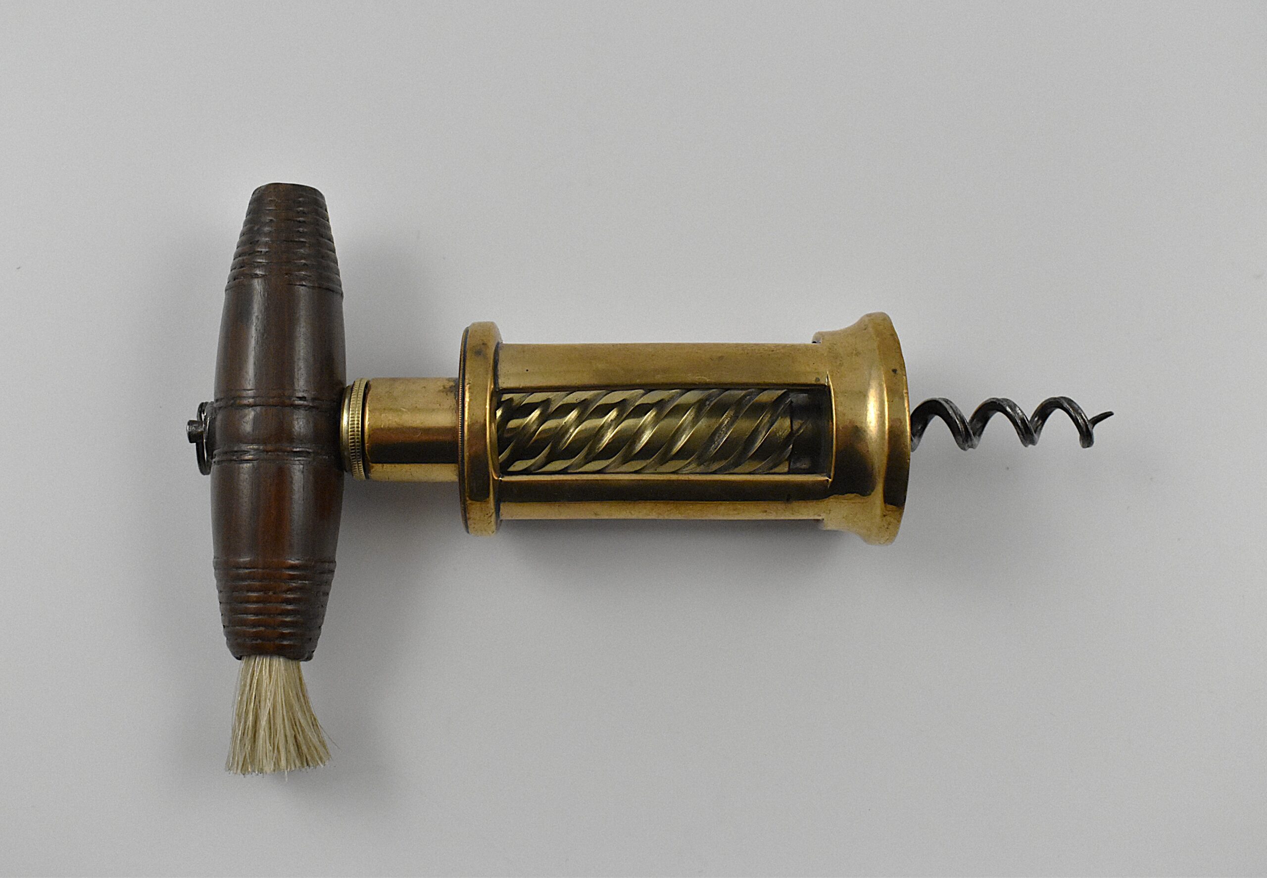 A magnificent brass Thomason IX four pillar corkscrew with a turned wood handle incorporating a hanging ring and dusting brush. Marked on the top of the frame “EDWARD THOMASONS COMPOUND PATENT NE PLUS ULTRA” with a coat of arms and on the button “THOMASONS PATENT NE PLUS ULTRA”. Edward Thomason’s patent was taken out the 7th of May 1802 and the “Ne Plus Ultra” is translated as “None Better” - Image 2