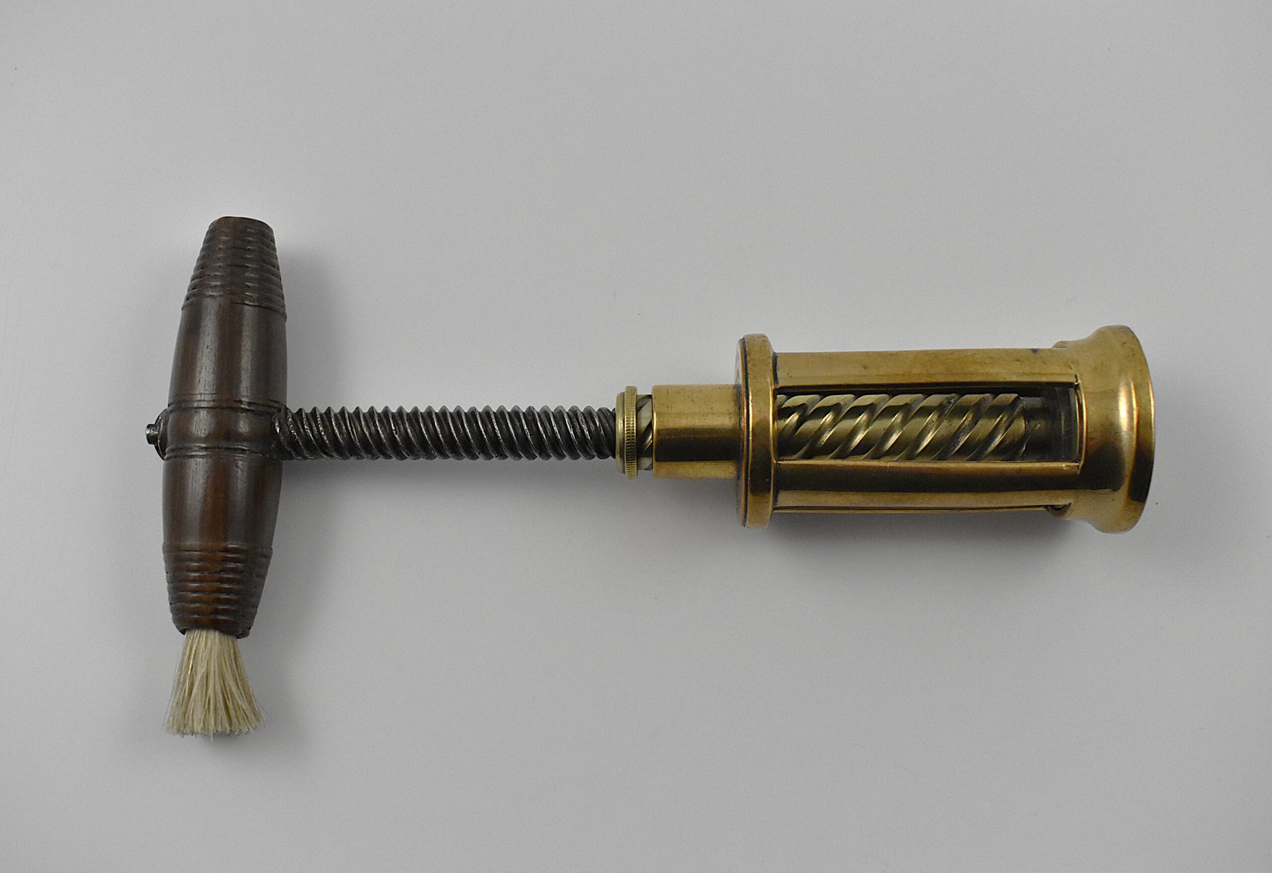A magnificent brass Thomason IX four pillar corkscrew with a turned wood handle incorporating a hanging ring and dusting brush. Marked on the top of the frame “EDWARD THOMASONS COMPOUND PATENT NE PLUS ULTRA” with a coat of arms and on the button “THOMASONS PATENT NE PLUS ULTRA”. Edward Thomason’s patent was taken out the 7th of May 1802 and the “Ne Plus Ultra” is translated as “None Better” - Image 3