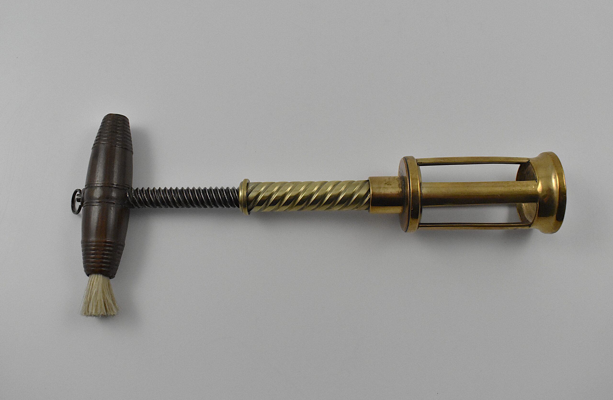 A magnificent brass Thomason IX four pillar corkscrew with a turned wood handle incorporating a hanging ring and dusting brush. Marked on the top of the frame “EDWARD THOMASONS COMPOUND PATENT NE PLUS ULTRA” with a coat of arms and on the button “THOMASONS PATENT NE PLUS ULTRA”. Edward Thomason’s patent was taken out the 7th of May 1802 and the “Ne Plus Ultra” is translated as “None Better” - Image 4