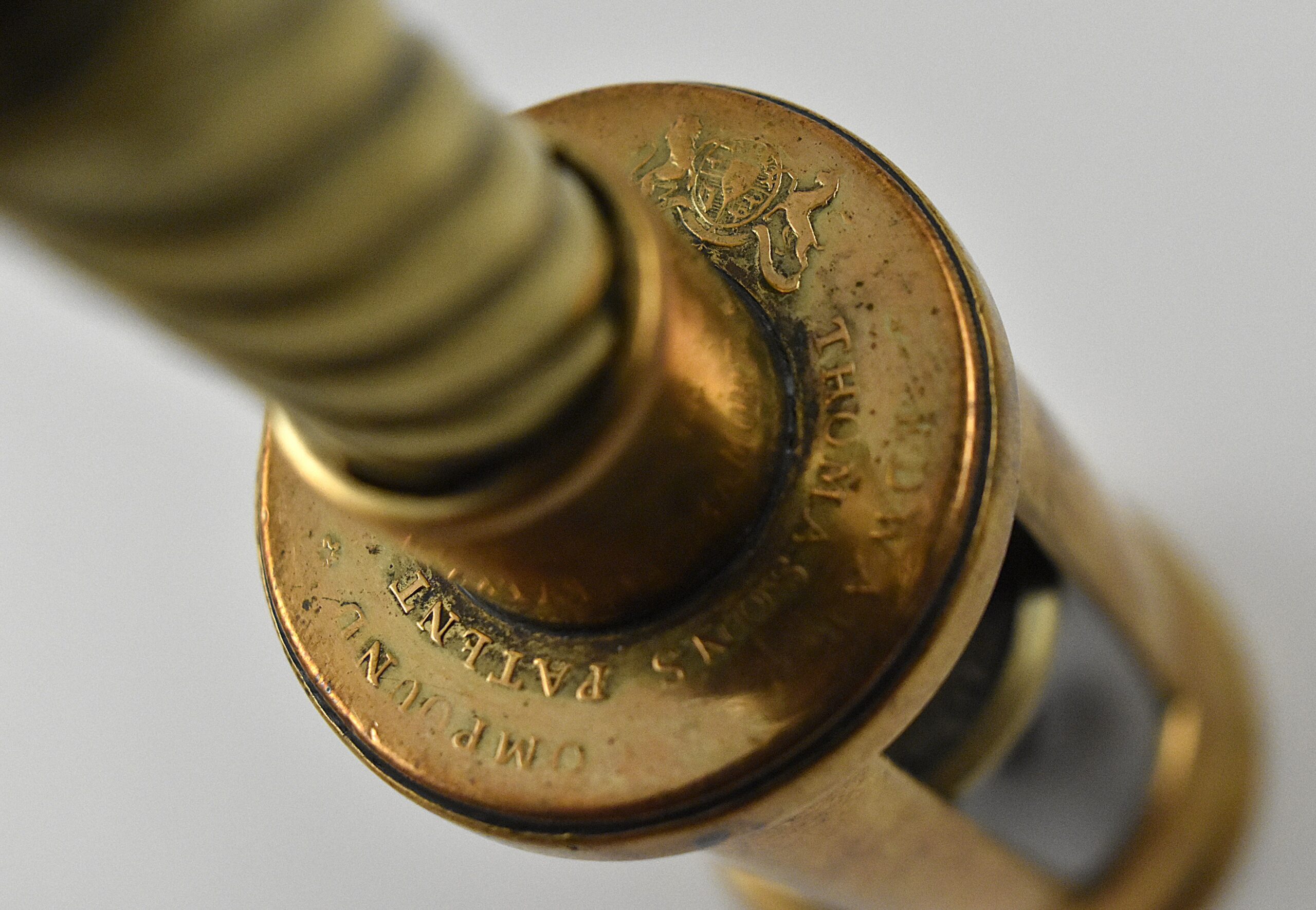 A magnificent brass Thomason IX four pillar corkscrew with a turned wood handle incorporating a hanging ring and dusting brush. Marked on the top of the frame “EDWARD THOMASONS COMPOUND PATENT NE PLUS ULTRA” with a coat of arms and on the button “THOMASONS PATENT NE PLUS ULTRA”. Edward Thomason’s patent was taken out the 7th of May 1802 and the “Ne Plus Ultra” is translated as “None Better” - Image 5