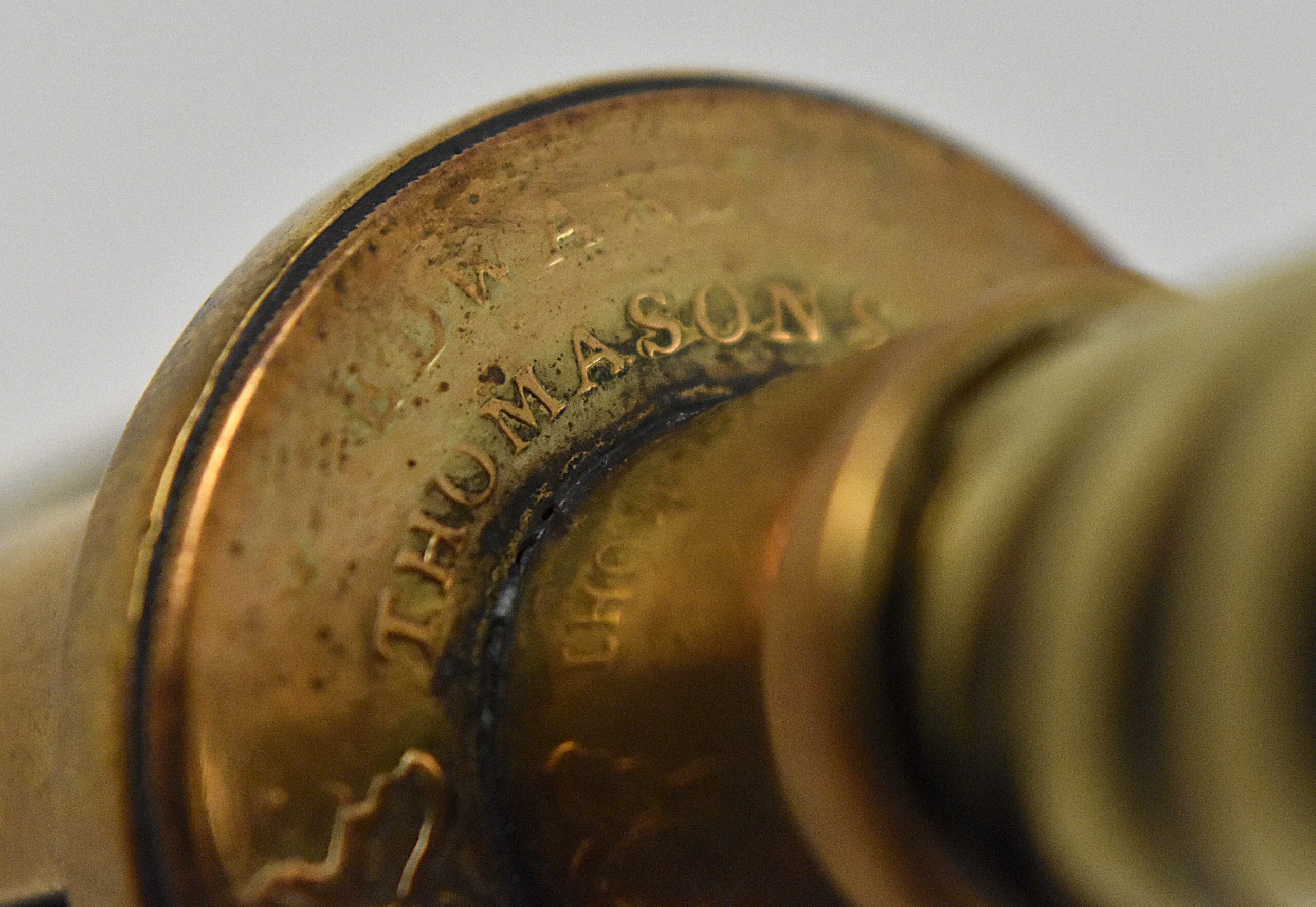 A magnificent brass Thomason IX four pillar corkscrew with a turned wood handle incorporating a hanging ring and dusting brush. Marked on the top of the frame “EDWARD THOMASONS COMPOUND PATENT NE PLUS ULTRA” with a coat of arms and on the button “THOMASONS PATENT NE PLUS ULTRA”. Edward Thomason’s patent was taken out the 7th of May 1802 and the “Ne Plus Ultra” is translated as “None Better” - Image 7