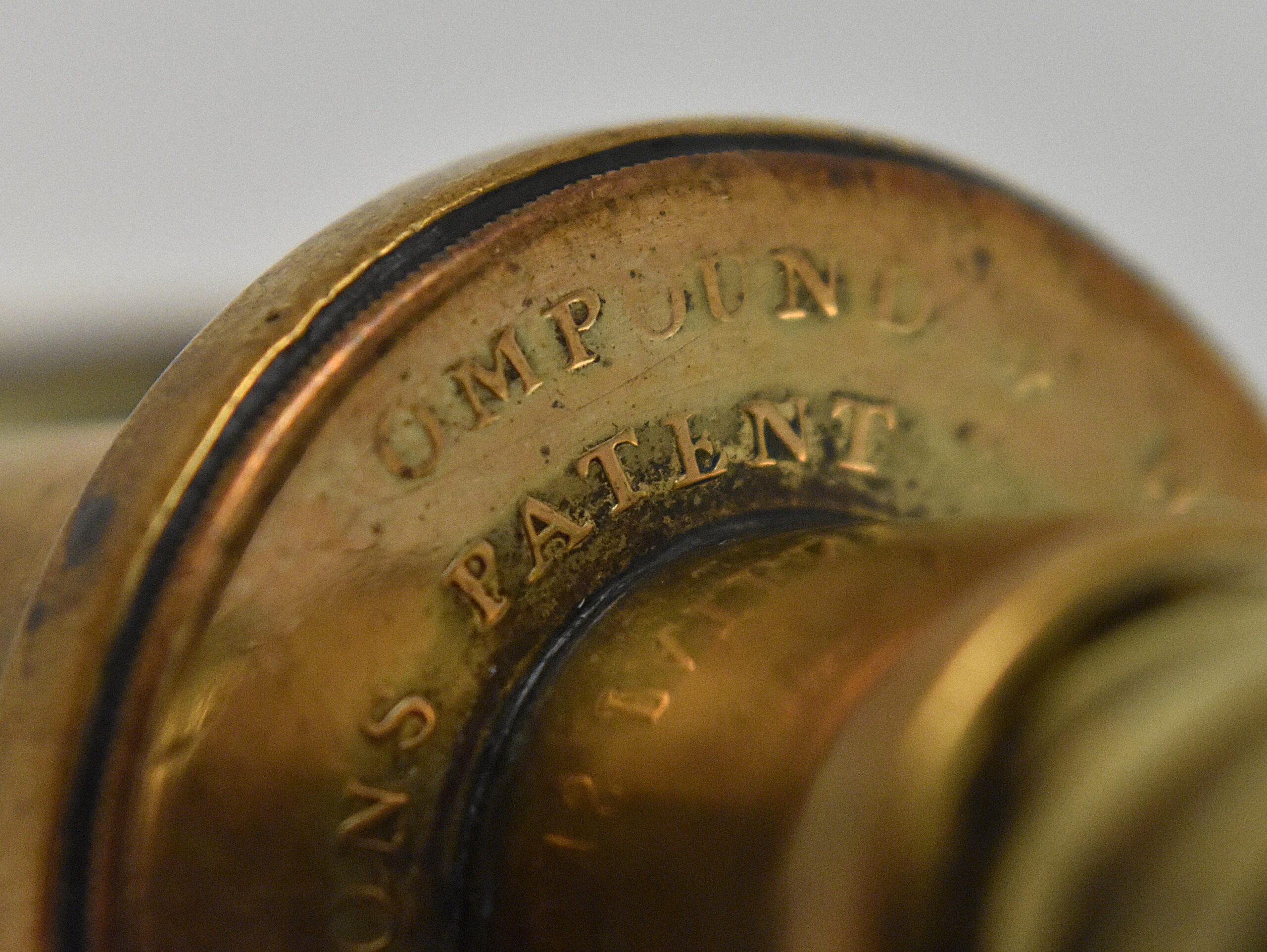 A magnificent brass Thomason IX four pillar corkscrew with a turned wood handle incorporating a hanging ring and dusting brush. Marked on the top of the frame “EDWARD THOMASONS COMPOUND PATENT NE PLUS ULTRA” with a coat of arms and on the button “THOMASONS PATENT NE PLUS ULTRA”. Edward Thomason’s patent was taken out the 7th of May 1802 and the “Ne Plus Ultra” is translated as “None Better” - Image 8