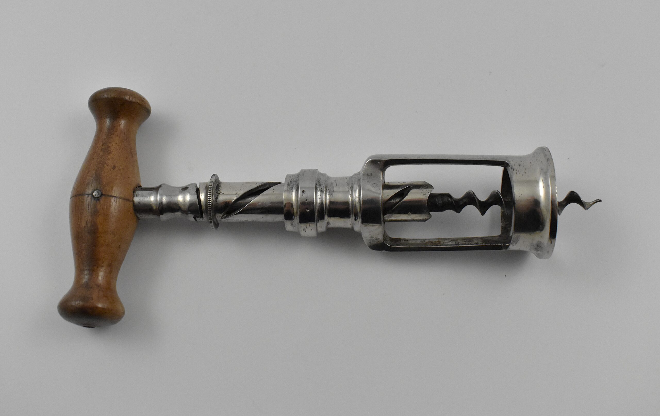A German chrome plated steel open frame corkscrew with turned wood handle known as the “Mauser”. The handle is turned into the cork and when it engages the top of the second shaft this reverses and extracts the cork from the bottle. This was a German Empire registered design granted to Louis Kummer on the 14th of July 1904 and shown in his 1909 catalogue as the “Mauser”. - Image 3