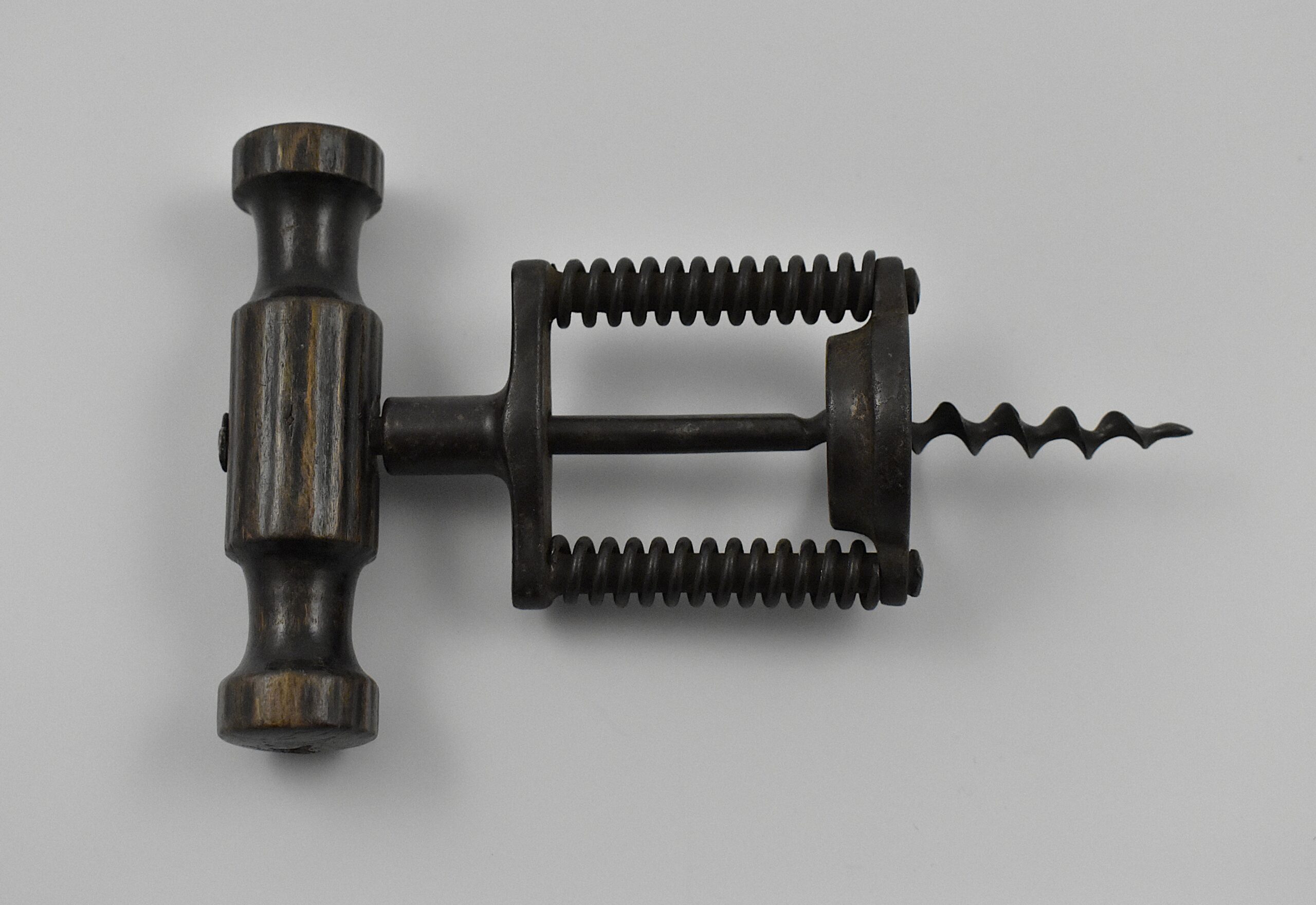 A German open frame corkscrew with continuous action having a double spring assisted frame. The frame is marked D.R.G.S” (Deutsches Reichs Gebrauchsmuster Schutz) which means it was protected by a registered design in the German Empire. - Image 2