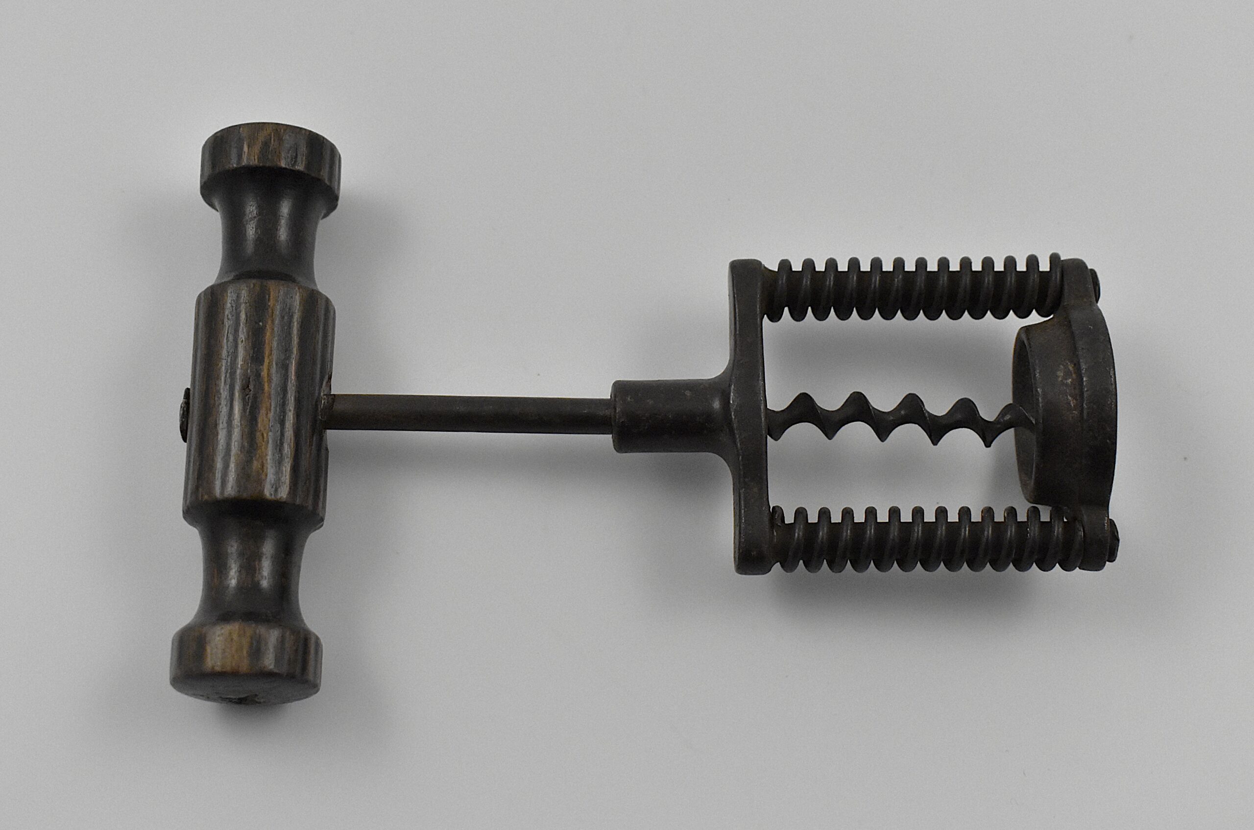 A German open frame corkscrew with continuous action having a double spring assisted frame. The frame is marked D.R.G.S” (Deutsches Reichs Gebrauchsmuster Schutz) which means it was protected by a registered design in the German Empire. - Image 3