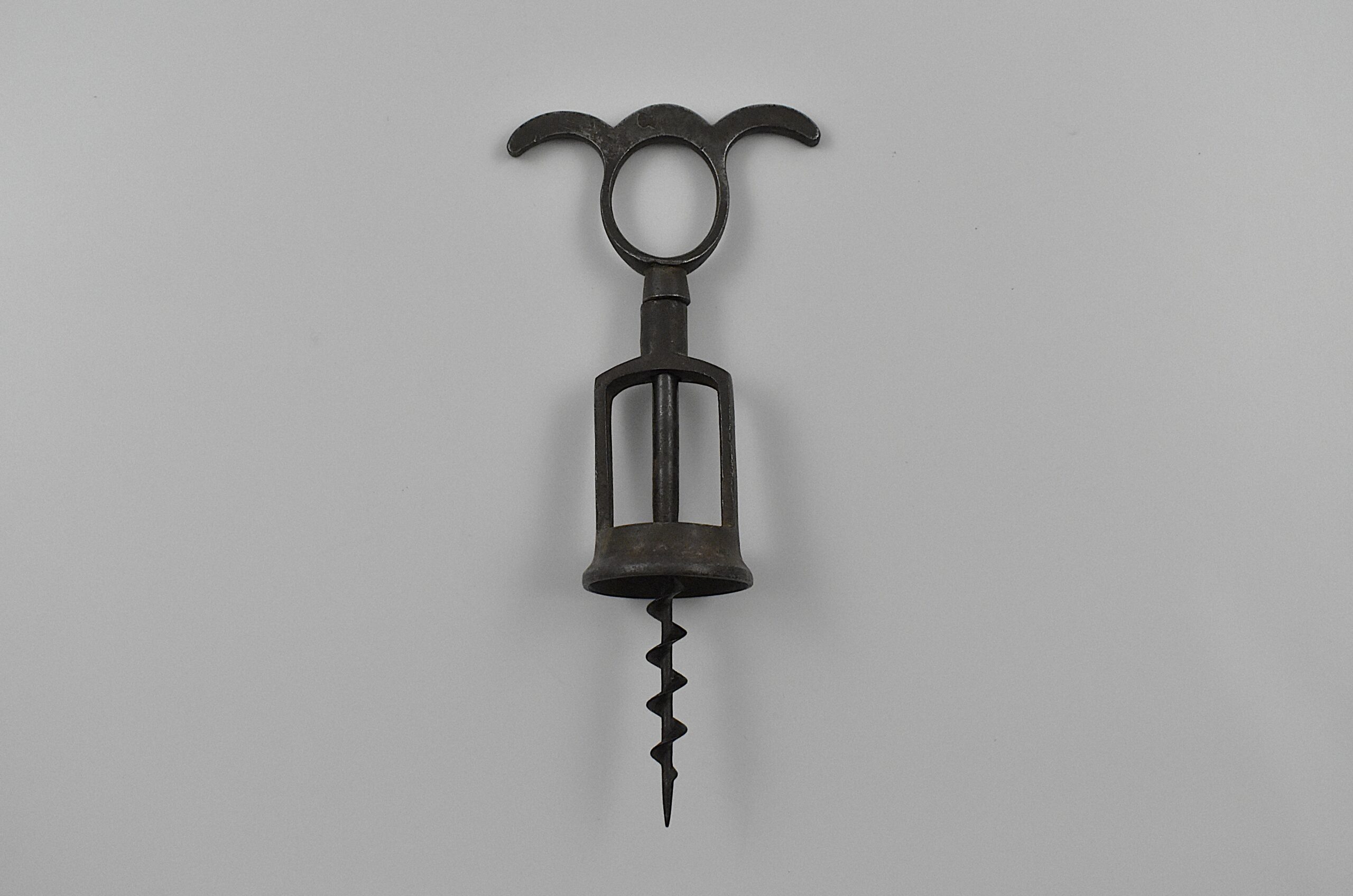 A rare sliding frame version of Edwin Wolverson’s ‘Signet’ corkscrew. This simple open frame mounted on the shank allows for centering the perfect Archimedean worm.