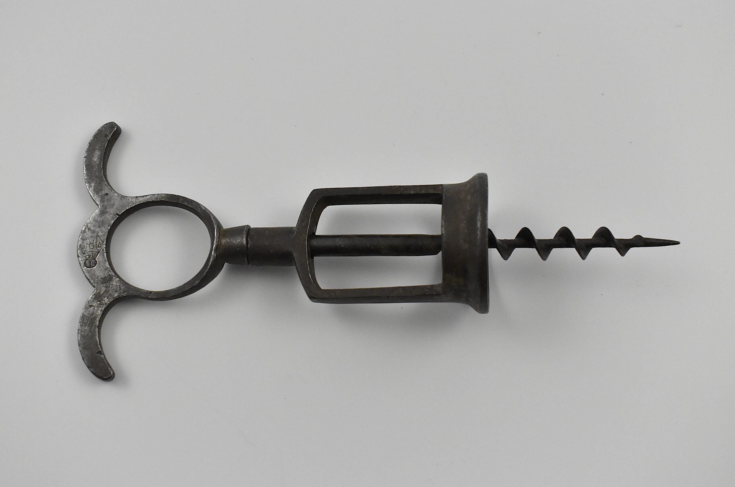 A rare sliding frame version of Edwin Wolverson’s ‘Signet’ corkscrew. This simple open frame mounted on the shank allows for centering the perfect Archimedean worm. - Image 2