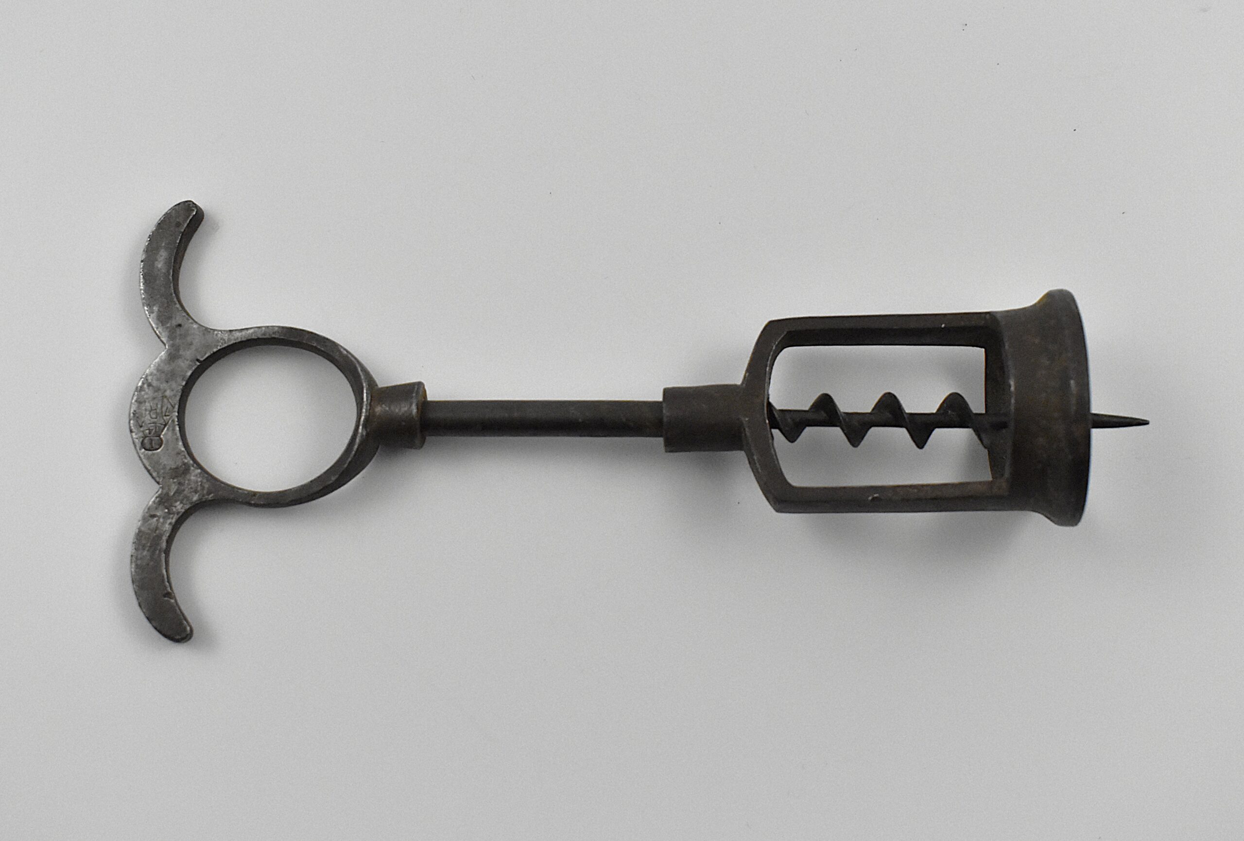 A rare sliding frame version of Edwin Wolverson’s ‘Signet’ corkscrew. This simple open frame mounted on the shank allows for centering the perfect Archimedean worm. - Image 3